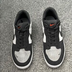 Nike Men’s Black and White Low-Top Sneakers